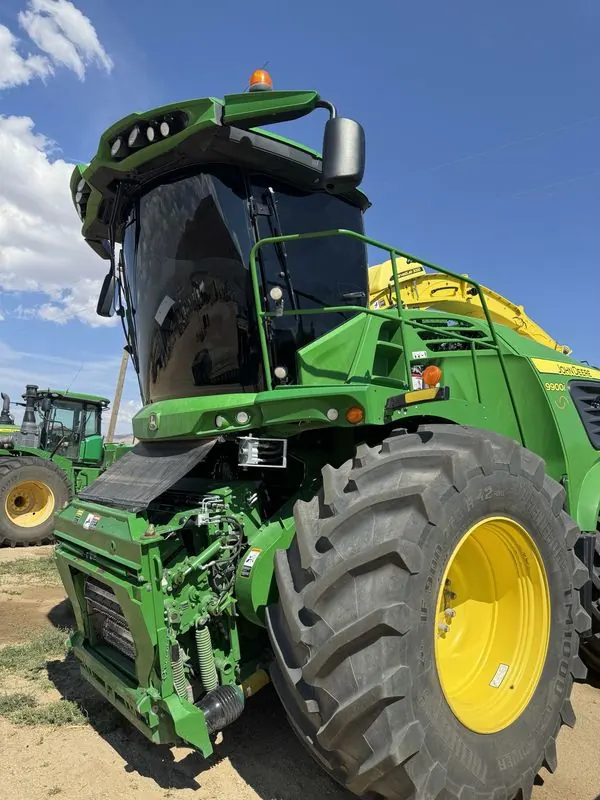 John Deere 9900i harvester with tinted cab glass
